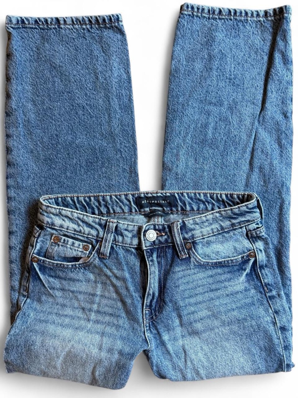Aeropostale baggy low rise jeans in a beautiful medium wash blue denim!